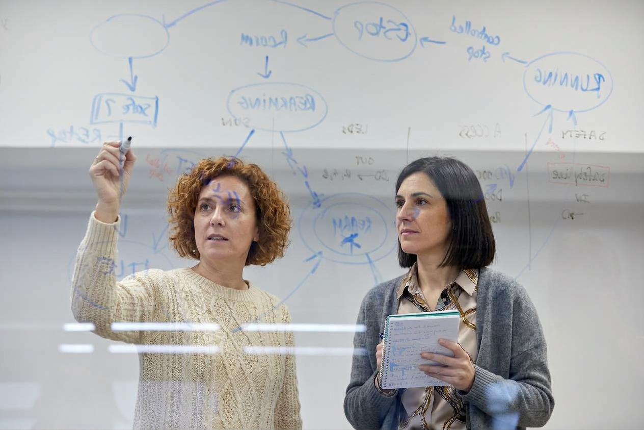 Equipo de SMARTPM trabajando junto a una pizarra