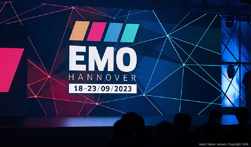 Momento de la inauguración de EMO 2023 con el logotipo de la feria proyectado.